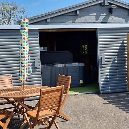 Grace'S Place With Hot Tub & Games Room Carrickfergus Exterior photo