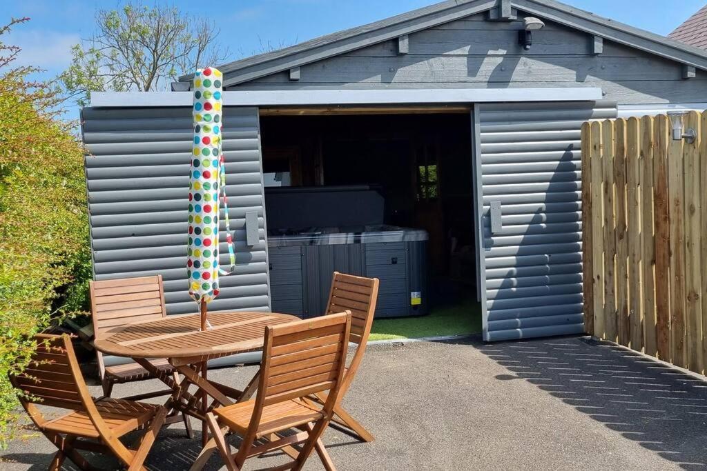 Grace'S Place With Hot Tub & Games Room Carrickfergus Exterior photo